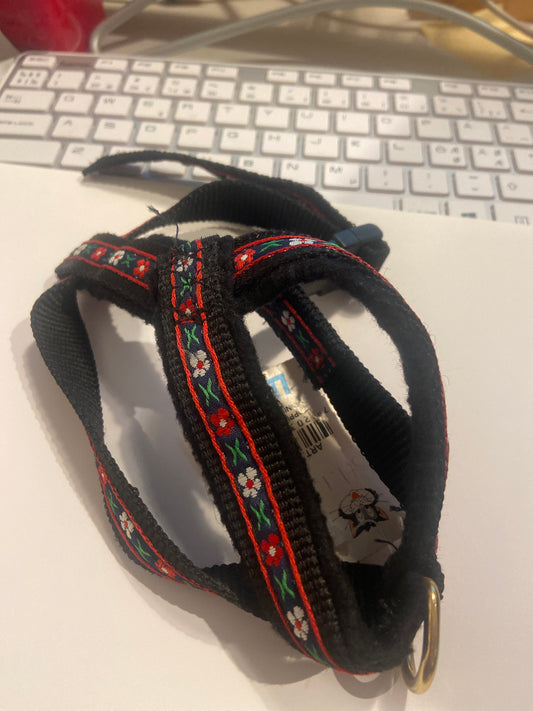Sele svart med röda och vita blommor strl S Limex